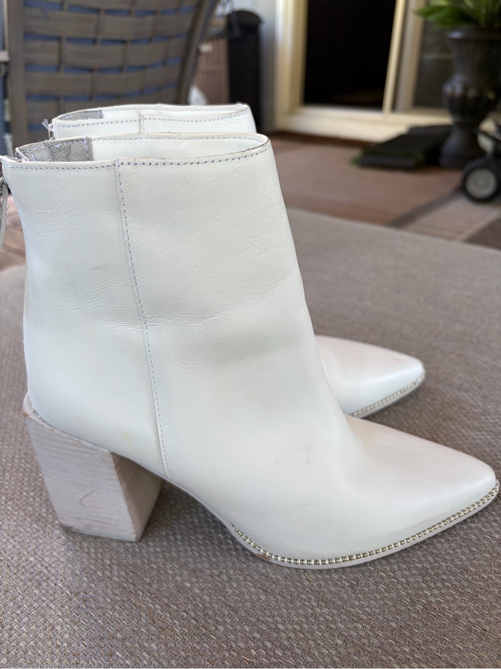 Steve Madden White Pointed studded Toe Block Heel Ankle Boots -7.5 gen leather